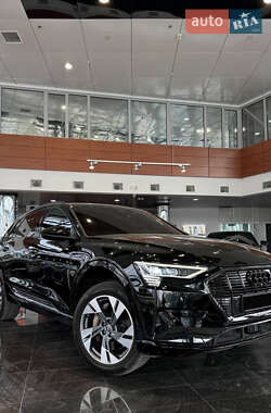 Позашляховик / Кросовер Audi e-tron 2020 в 