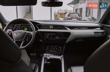 Внедорожник / Кроссовер Audi e-tron 2022 в 