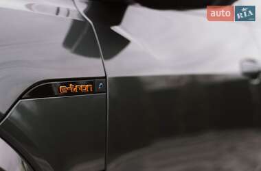 Внедорожник / Кроссовер Audi e-tron 2022 в 