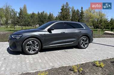 Позашляховик / Кросовер Audi e-tron 2021 в 