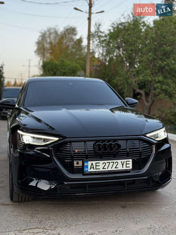 Внедорожник / Кроссовер Audi e-tron 2022 в 