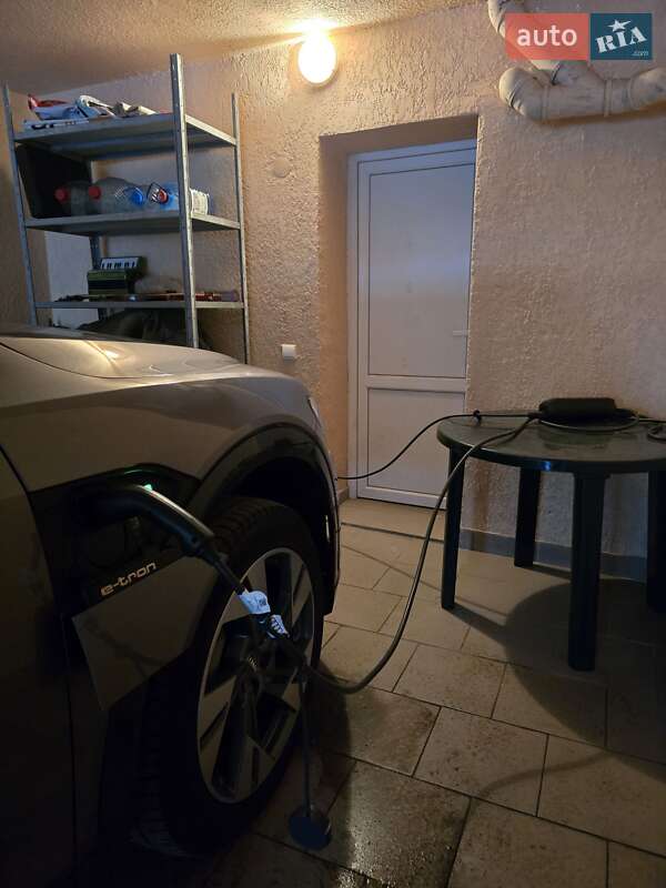 Позашляховик / Кросовер Audi e-tron 2020 в Ужгороді