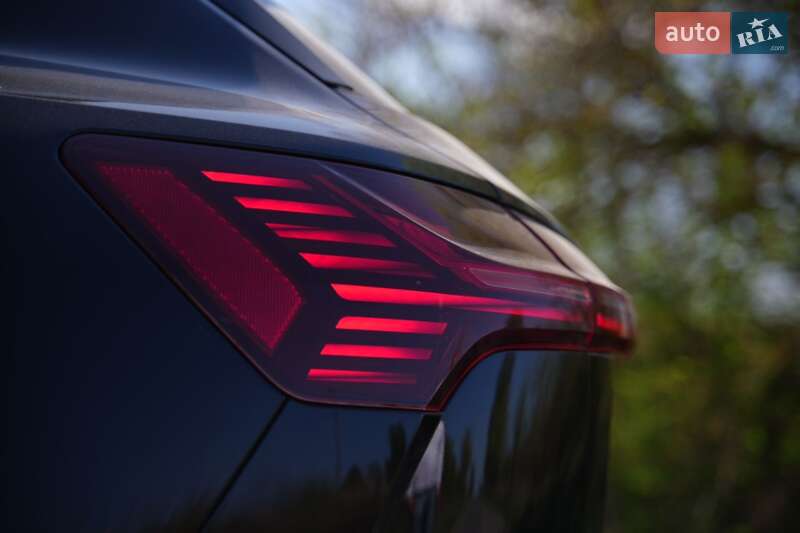 Позашляховик / Кросовер Audi e-tron 2022 в Дубні