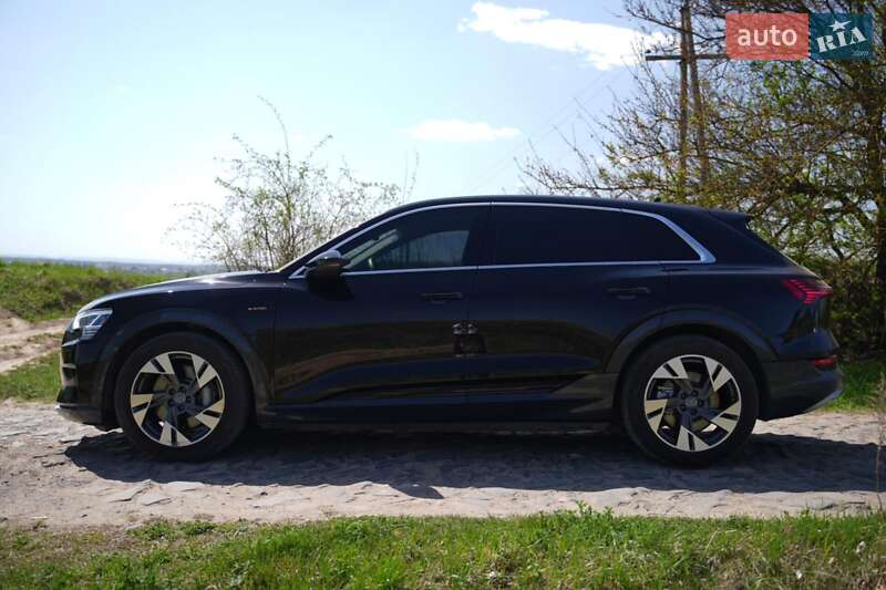 Позашляховик / Кросовер Audi e-tron 2022 в Дубні
