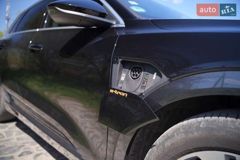 Позашляховик / Кросовер Audi e-tron 2022 в Дубні