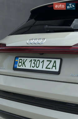 Внедорожник / Кроссовер Audi e-tron 2021 в 