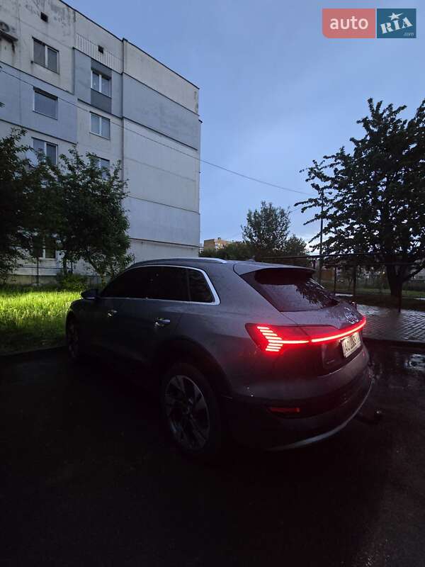 Позашляховик / Кросовер Audi e-tron 2020 в Ужгороді