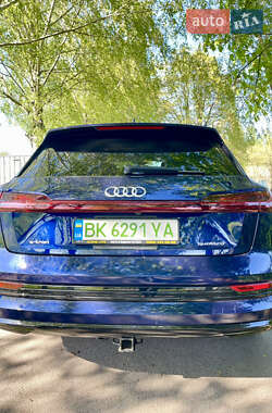 Внедорожник / Кроссовер Audi e-tron 2021 в 