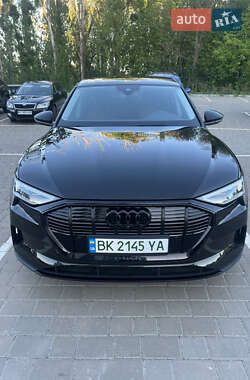 Позашляховик / Кросовер Audi e-tron 2020 в 