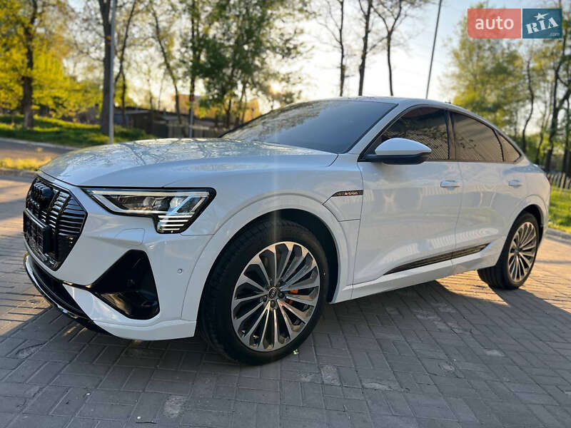 Позашляховик / Кросовер Audi e-tron 2022 в Дніпрі