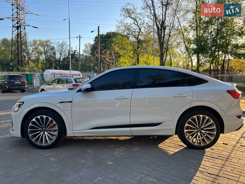 Позашляховик / Кросовер Audi e-tron 2022 в Дніпрі