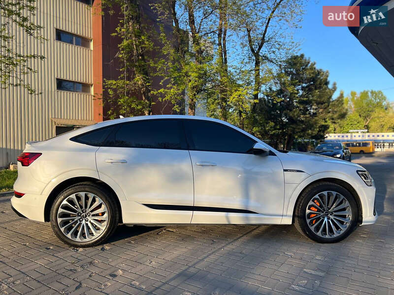 Позашляховик / Кросовер Audi e-tron 2022 в Дніпрі