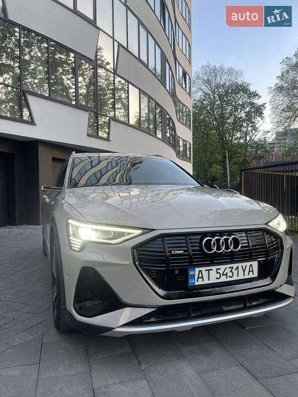 Внедорожник / Кроссовер Audi e-tron 2020 в 