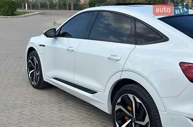 Внедорожник / Кроссовер Audi e-tron 2021 в 
