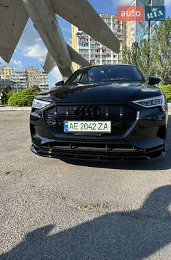 Внедорожник / Кроссовер Audi e-tron 2022 в 