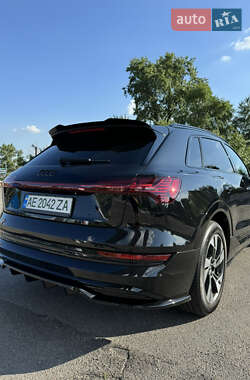 Внедорожник / Кроссовер Audi e-tron 2022 в 