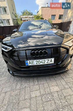 Внедорожник / Кроссовер Audi e-tron 2022 в 