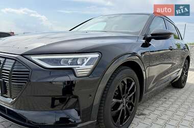 Позашляховик / Кросовер Audi e-tron 2022 в 