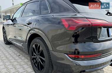 Позашляховик / Кросовер Audi e-tron 2022 в 