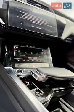 Позашляховик / Кросовер Audi e-tron 2022 в 