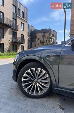Позашляховик / Кросовер Audi e-tron 2019 в 