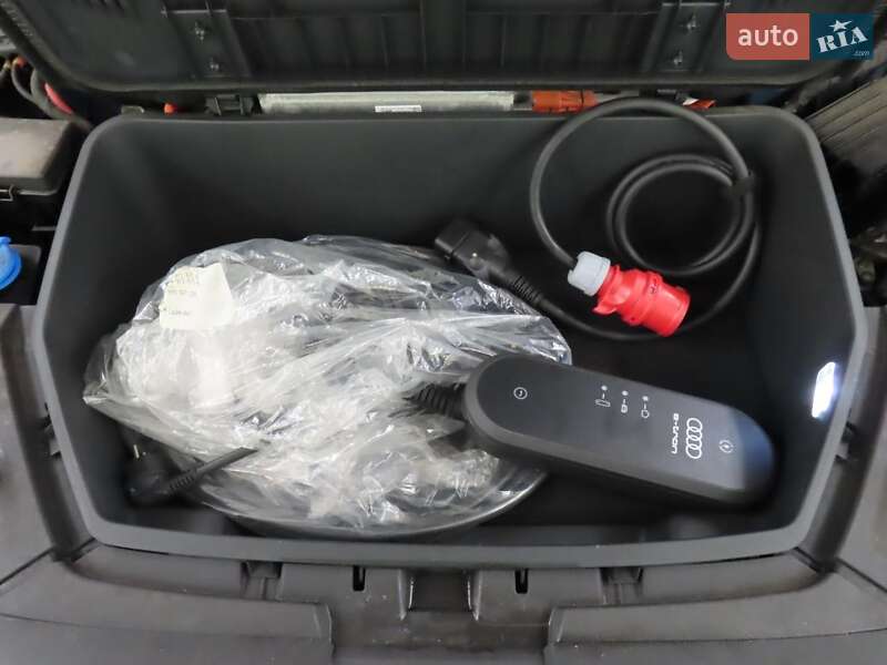 Позашляховик / Кросовер Audi e-tron 2019 в Києві фото 11 Позашляховик / Кросовер Audi e-tron 2019 в Києві