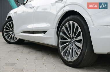 Позашляховик / Кросовер Audi e-tron 2019 в 