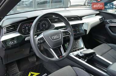 Позашляховик / Кросовер Audi e-tron 2021 в 