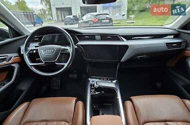 Позашляховик / Кросовер Audi e-tron 2021 в 