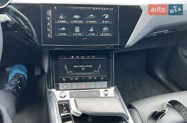 Позашляховик / Кросовер Audi e-tron 2022 в 