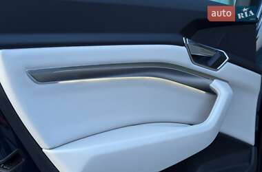 Внедорожник / Кроссовер Audi e-tron 2021 в 