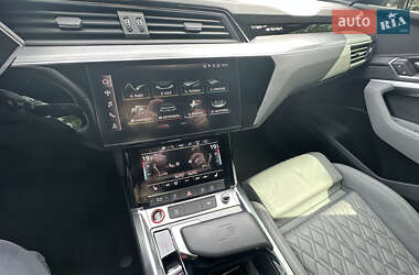 Внедорожник / Кроссовер Audi e-tron 2021 в 