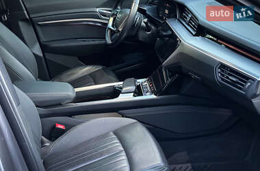 Внедорожник / Кроссовер Audi e-tron 2021 в 