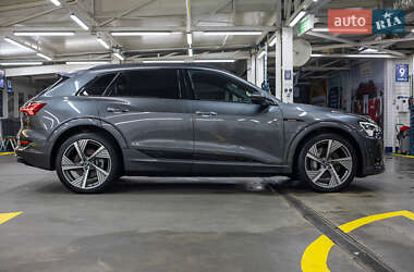 Позашляховик / Кросовер Audi e-tron 2021 в 