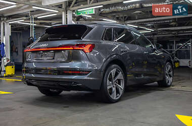 Позашляховик / Кросовер Audi e-tron 2021 в 