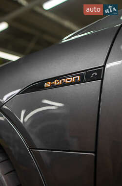 Позашляховик / Кросовер Audi e-tron 2021 в 