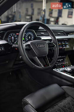 Позашляховик / Кросовер Audi e-tron 2021 в 