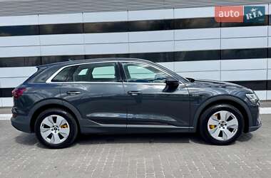 Позашляховик / Кросовер Audi e-tron 2021 в 