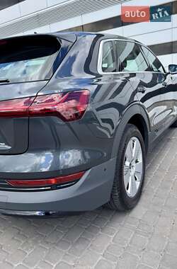 Позашляховик / Кросовер Audi e-tron 2021 в 