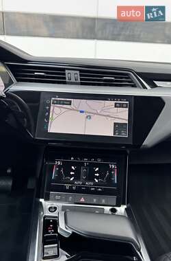 Позашляховик / Кросовер Audi e-tron 2021 в 