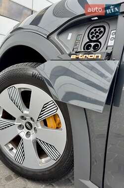 Позашляховик / Кросовер Audi e-tron 2021 в 