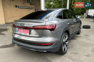 Внедорожник / Кроссовер Audi e-tron 2022 в 