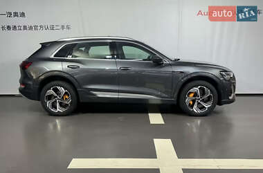 Позашляховик / Кросовер Audi e-tron 2023 в 