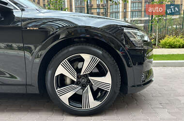 Внедорожник / Кроссовер Audi e-tron 2021 в 
