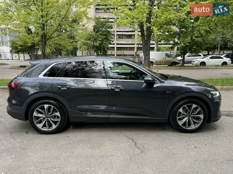 Позашляховик / Кросовер Audi e-tron 2021 в Києві