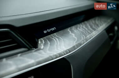 Внедорожник / Кроссовер Audi e-tron 2022 в 