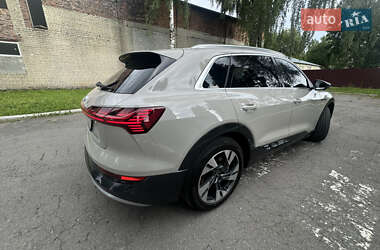 Позашляховик / Кросовер Audi e-tron 2021 в 