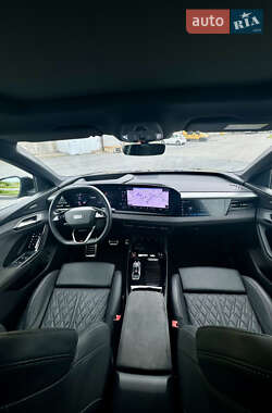 Позашляховик / Кросовер Audi e-tron 2024 в 