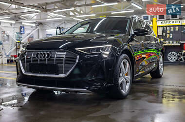 Внедорожник / Кроссовер Audi e-tron 2023 в 