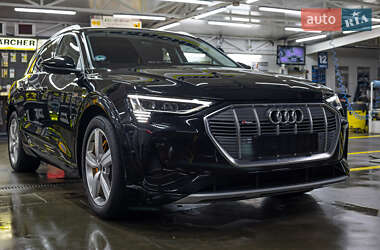 Внедорожник / Кроссовер Audi e-tron 2023 в 